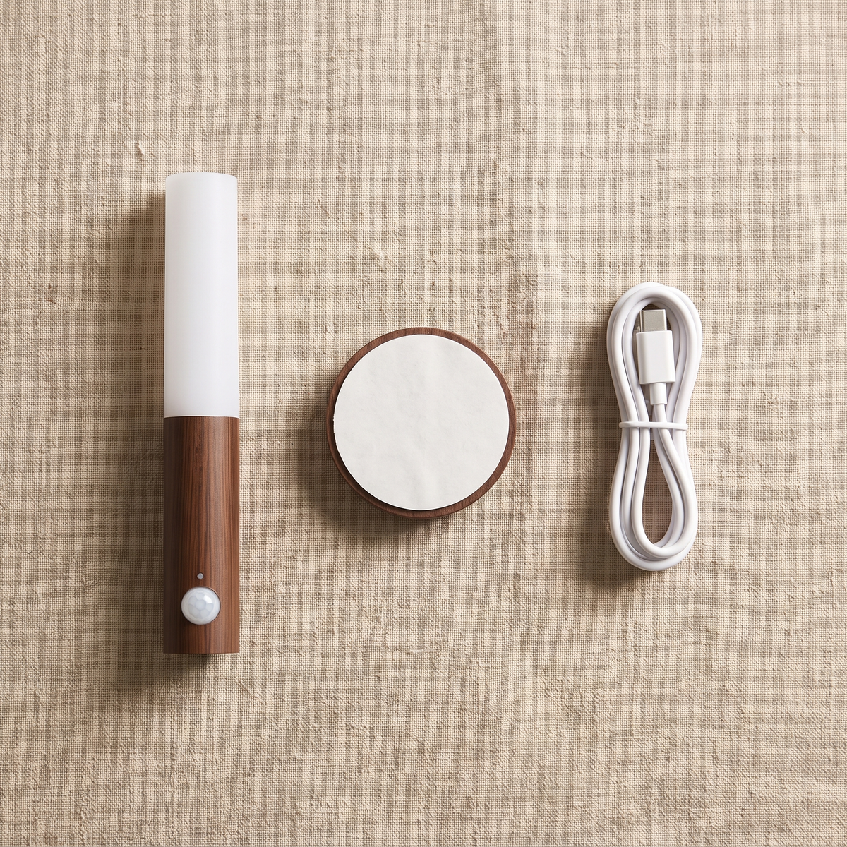 In the box: light, magnetic wall disc with adhesive pad and USB-C cable